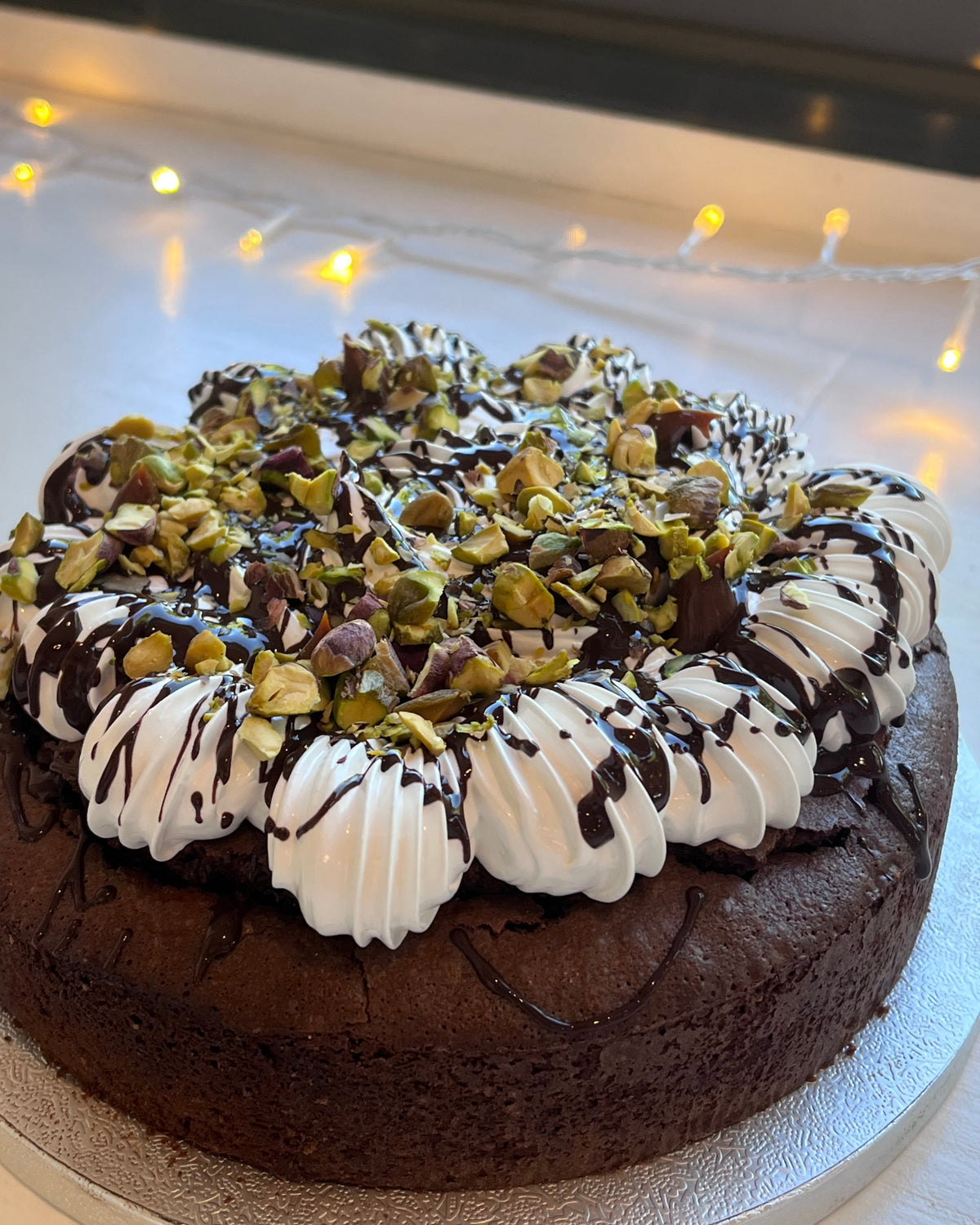 Tarta Brownie con Pistachos (RINDE DE 6 A 8 PORCIONES)